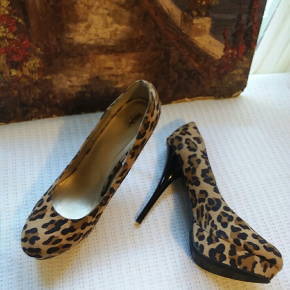 Women's Leopard Print Pumps - Picture 2 of 8